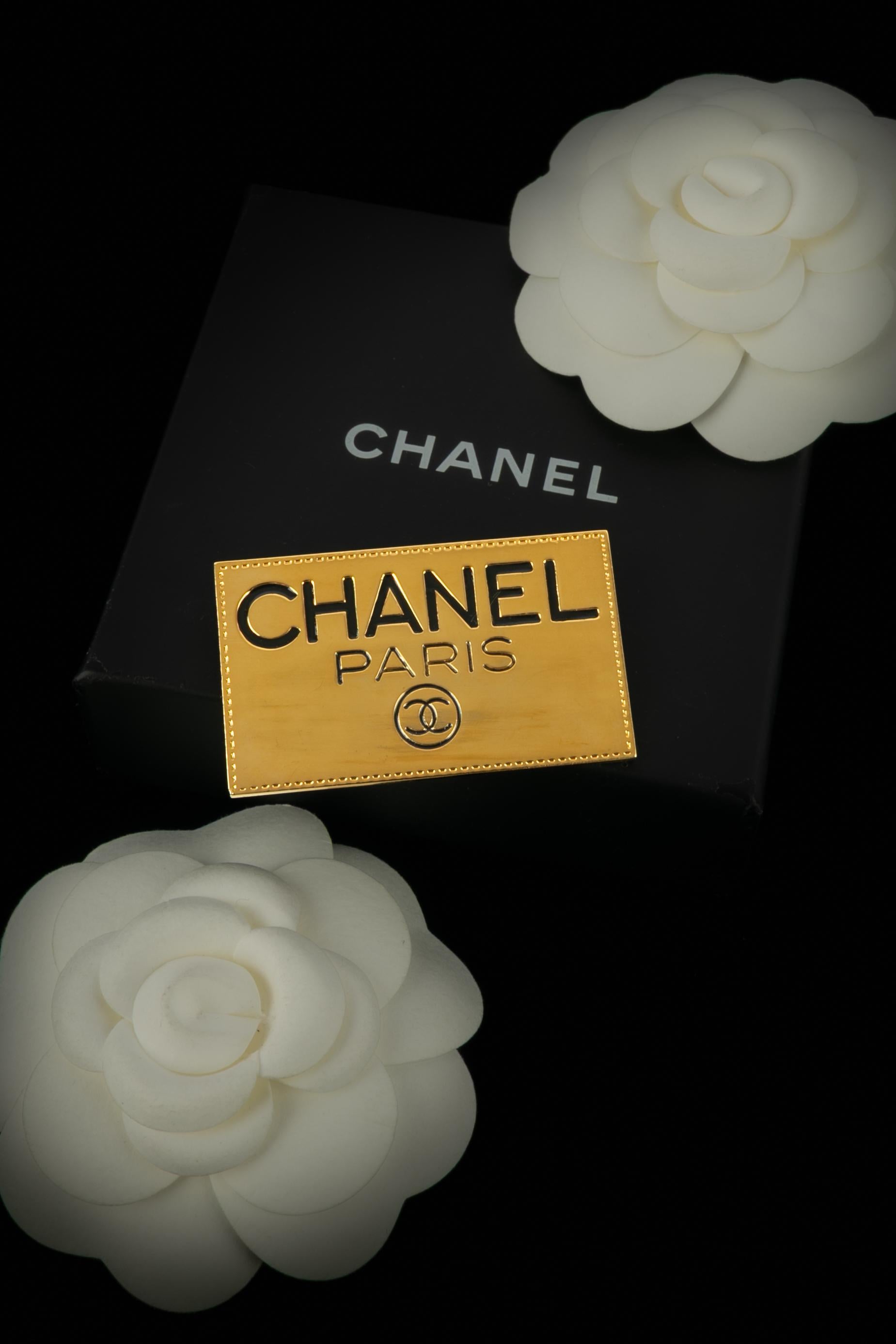 CHANEL - (Made in France) Spilla rettangolare in metallo dorato con incisione CHANEL.

Condizioni:
Ottime condizioni

Dimensioni:
5 cm x 3.3 cm

SKU:BRB78