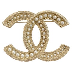 CHANEL Golden Brooch With Pearls