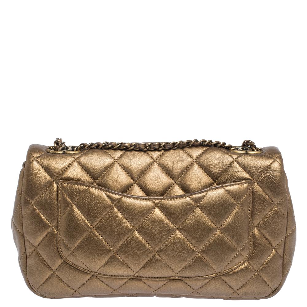 We are in utter awe of this golden brown flap bag from Chanel as it is appealing in a surreal way. Exquisitely crafted from leather in their quilt design, it bears their signature label on the canvas interior and the iconic CC turn-lock on the flap.