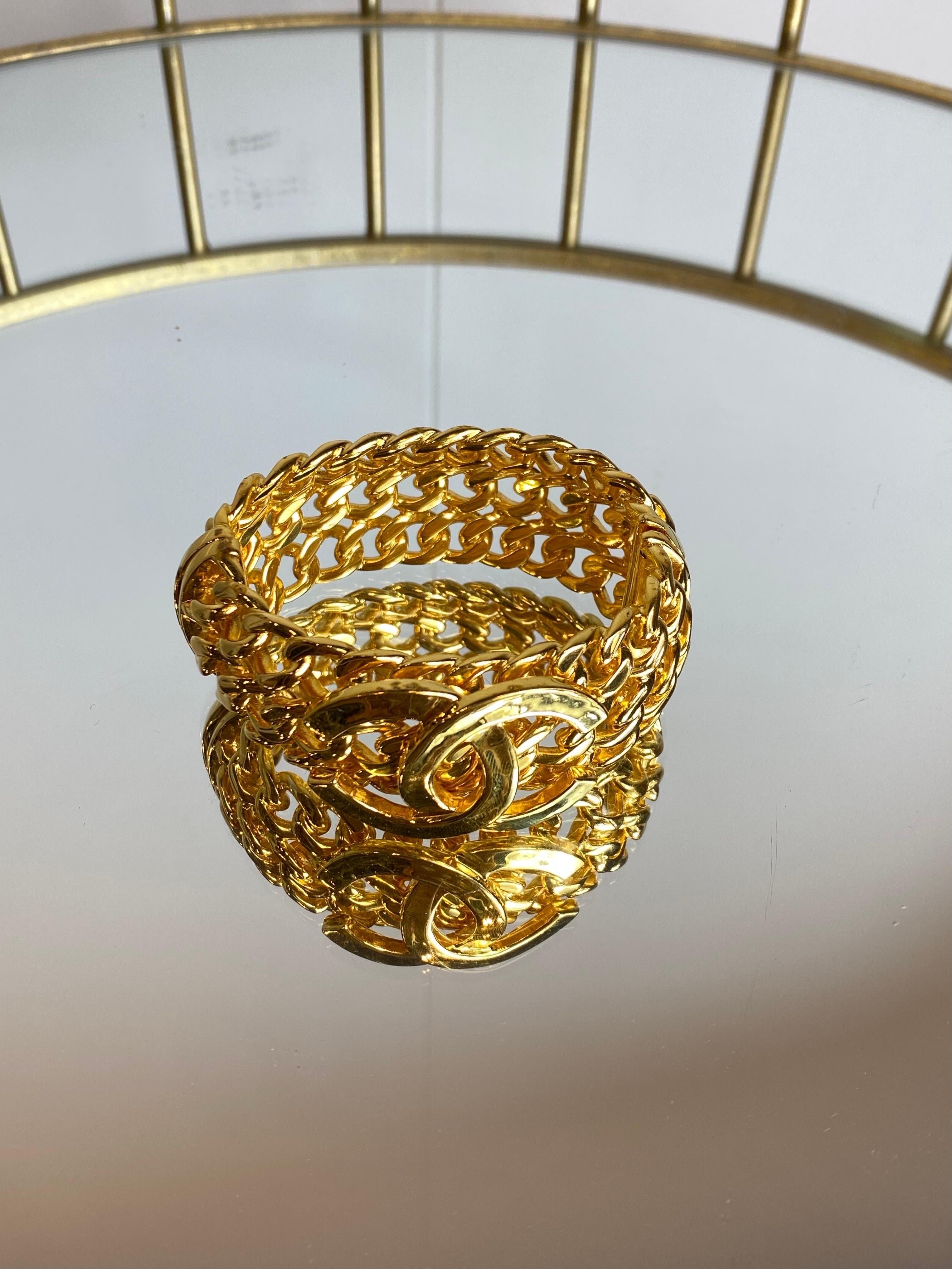 Brazalete Chanel.
Con 3 cadenas de metal dorado.
Cierre magnético.
Medidas de la circunferencia: 7 cm X 5 cm.
Altura: 3 cm
Excelente estado general, con signos de uso normal y algún pequeño ennegrecimiento como se aprecia en las fotos.