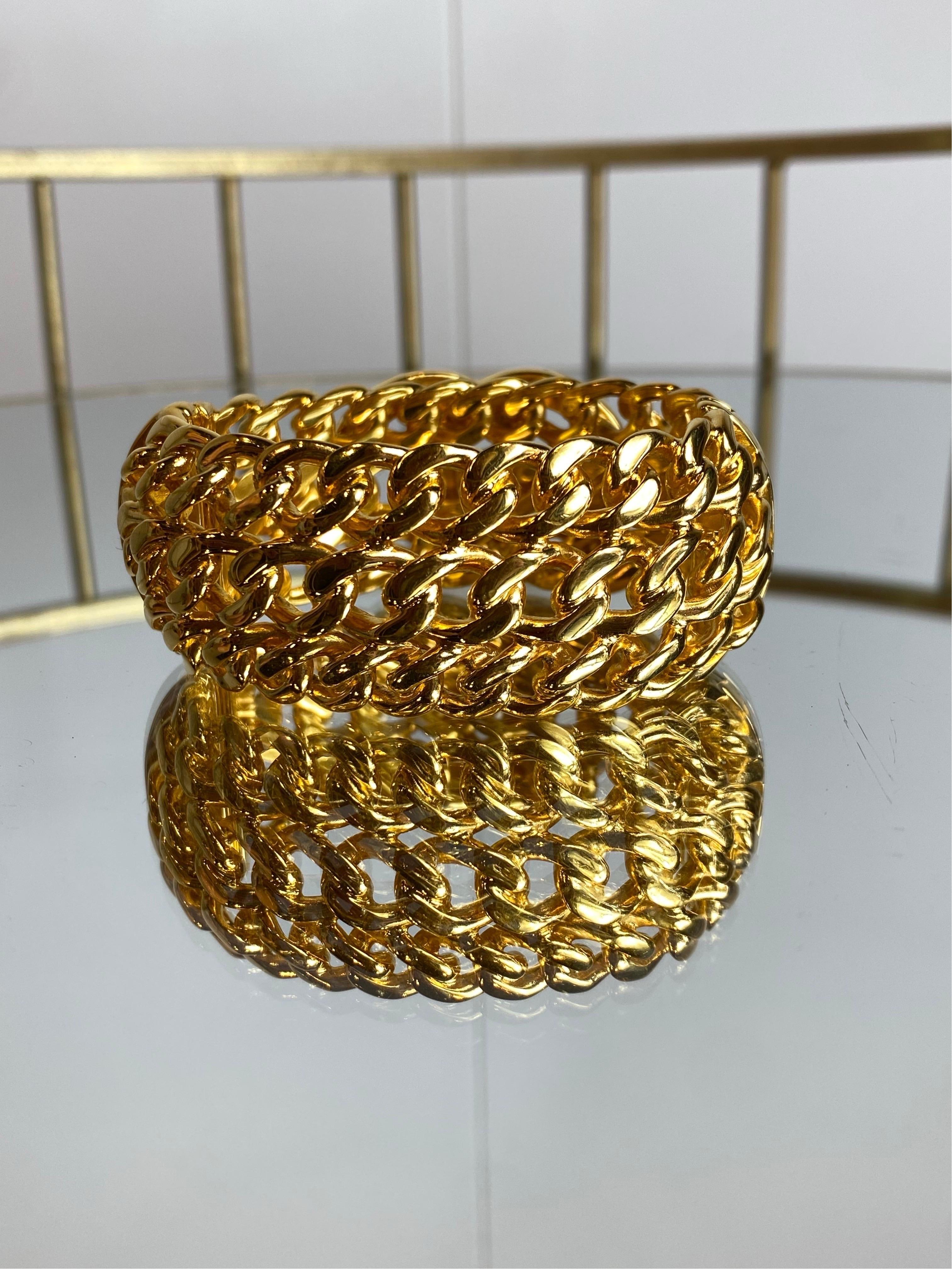 Chanel pulsera CC de cadena dorada en venta 1