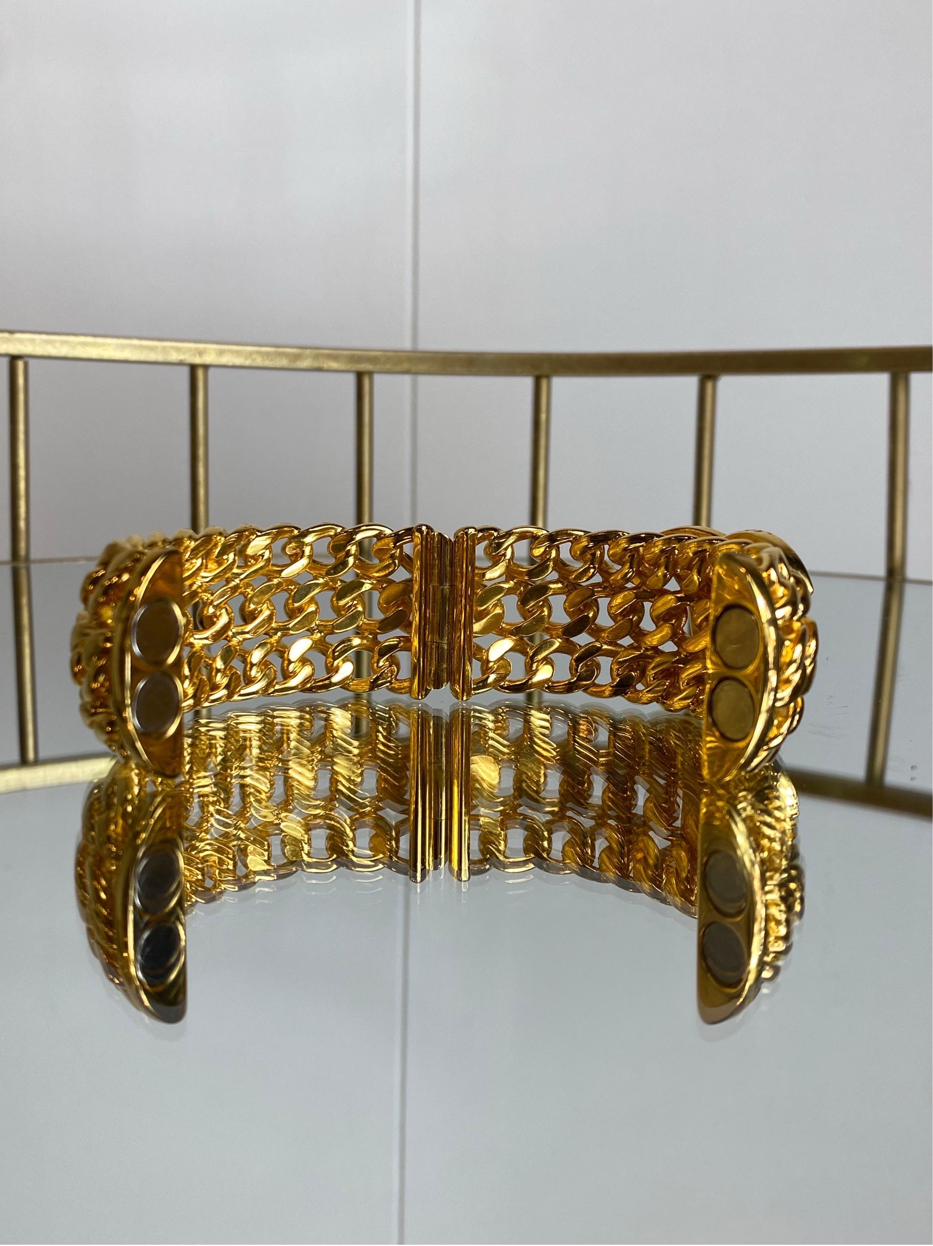 Chanel pulsera CC de cadena dorada en venta 3