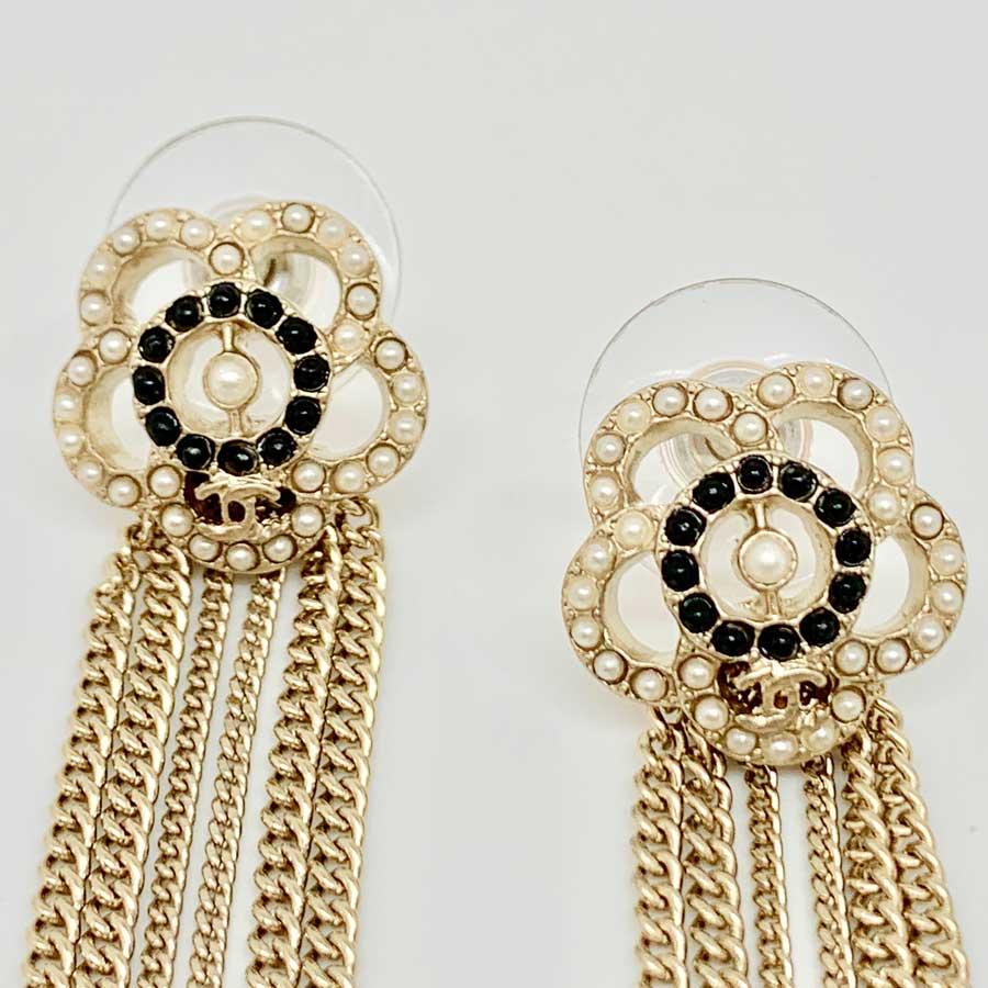 Elegant Chanel earrings in gilt metal with fine gold: chains of different widths and flowers embellished with all the black and pearlescent pearls.
Never worn. Chanel stamp on the back of the earrings.
4.6 cm long
These earrings will be delivered in