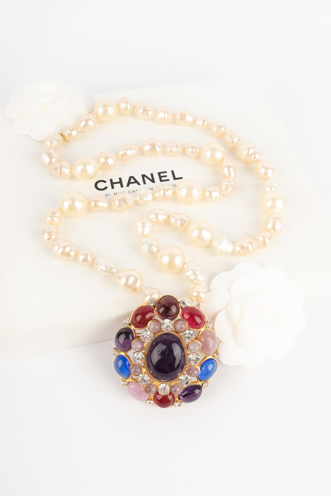 Collana con ciondolo di perle dorate Chanel in vendita 6