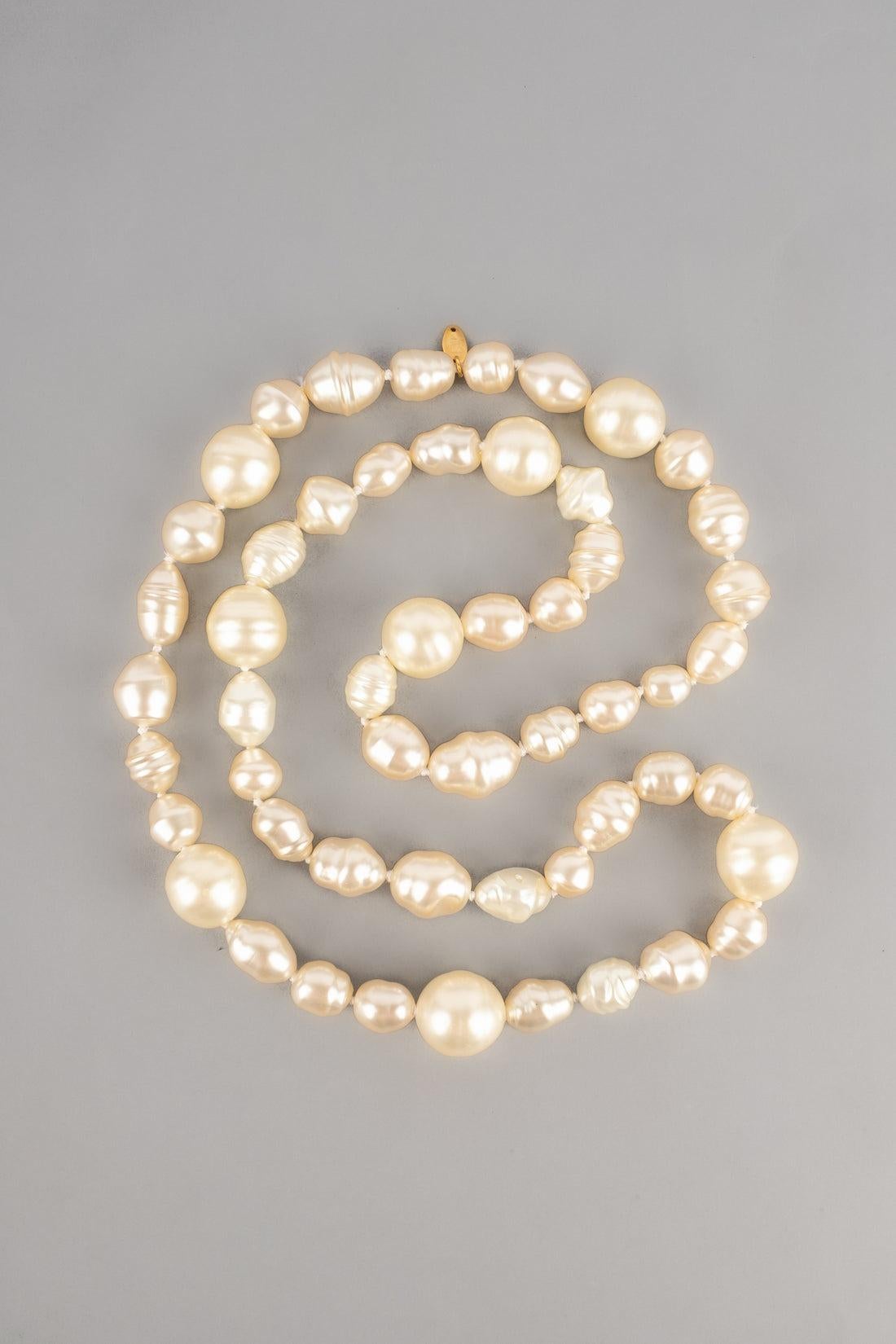 Chanel - (Made in France) Collana di perle in costume con ciondolo in metallo dorato ornato da pasta di vetro e strass.

Informazioni aggiuntive:
Condizioni: Ottime condizioni
Dimensioni: Lunghezza: 88 cm - Ciondolo: 7 cm x 7 cm
 
Riferimento del