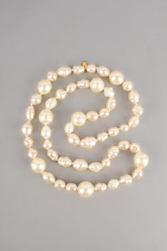 Collana con ciondolo di perle dorate Chanel