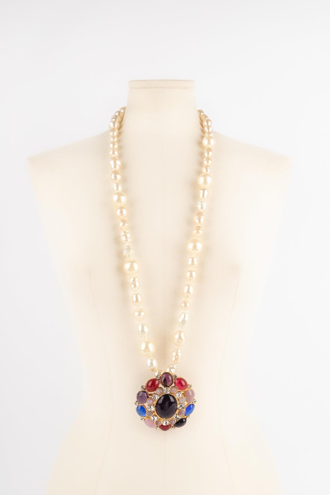 Collana con ciondolo di perle dorate Chanel In condizioni ottime in vendita a SAINT-OUEN-SUR-SEINE, FR