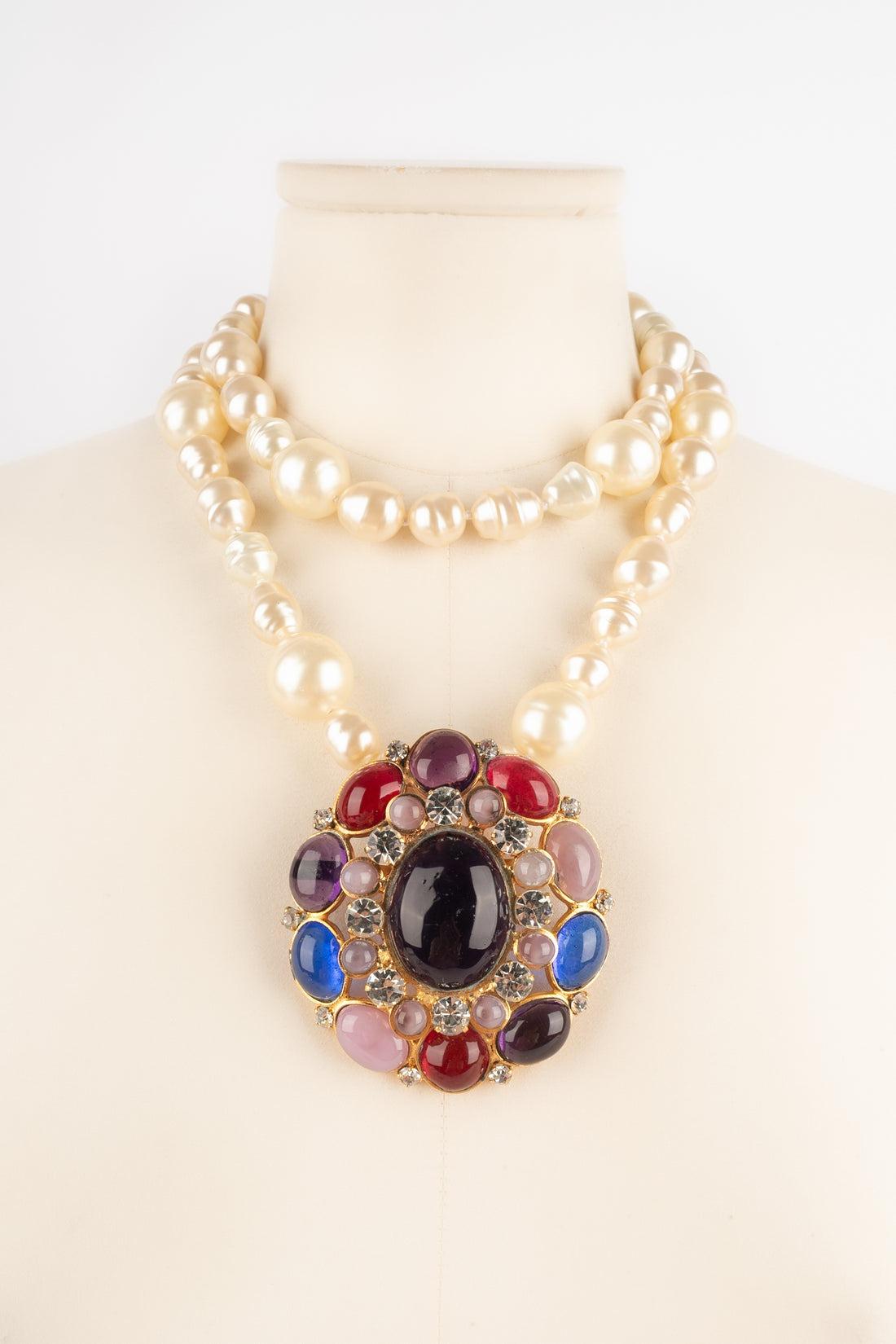 Donna Collana con ciondolo di perle dorate Chanel in vendita