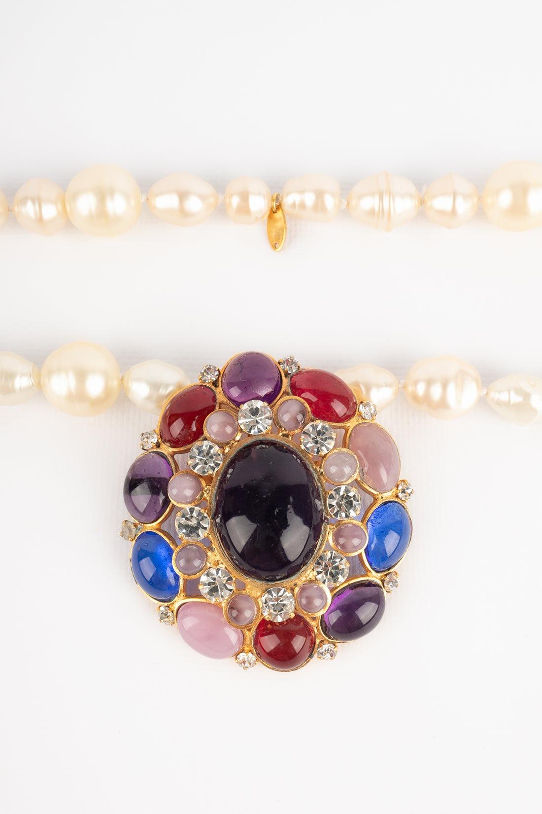 Collana con ciondolo di perle dorate Chanel in vendita 1