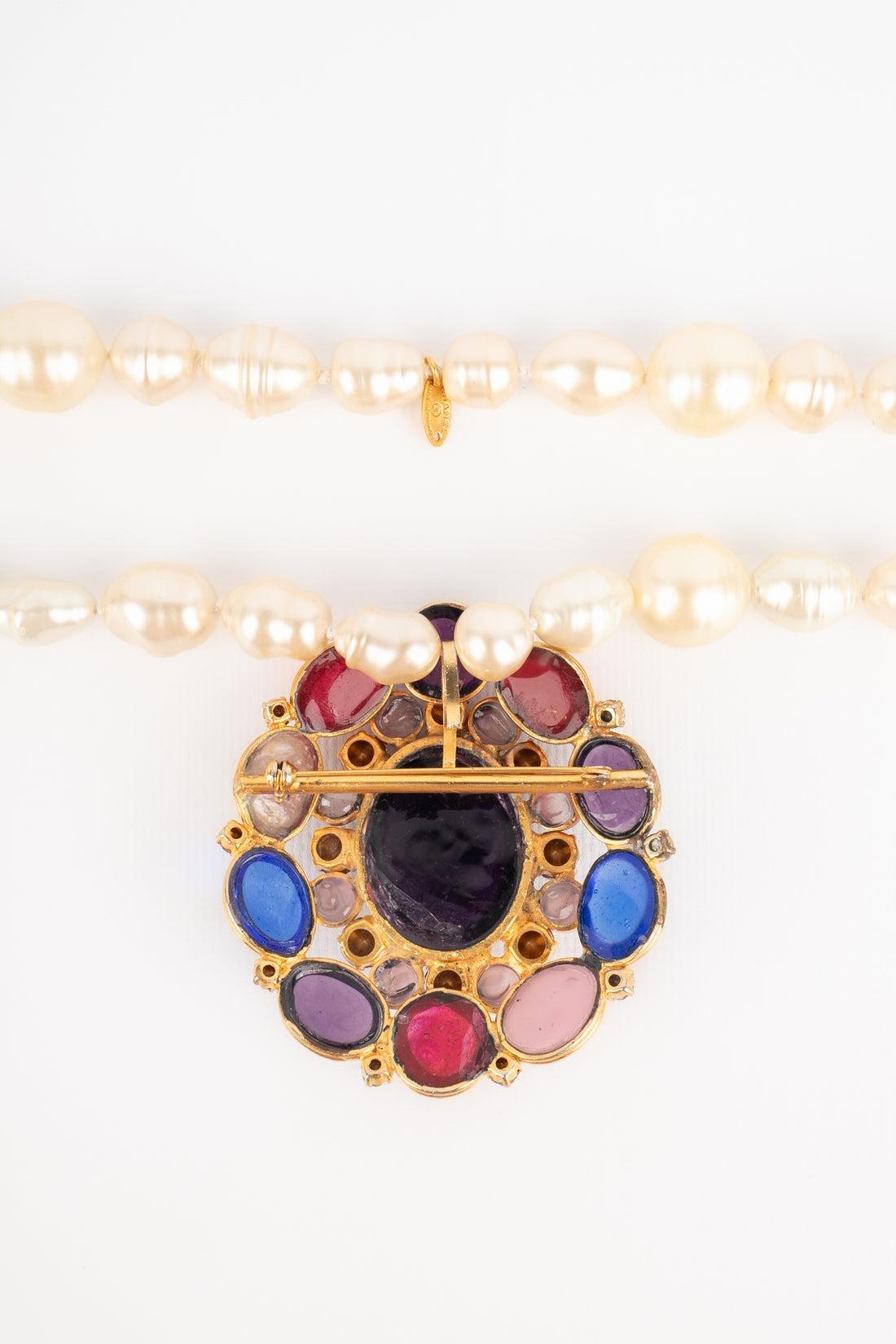 Collana con ciondolo di perle dorate Chanel in vendita 2
