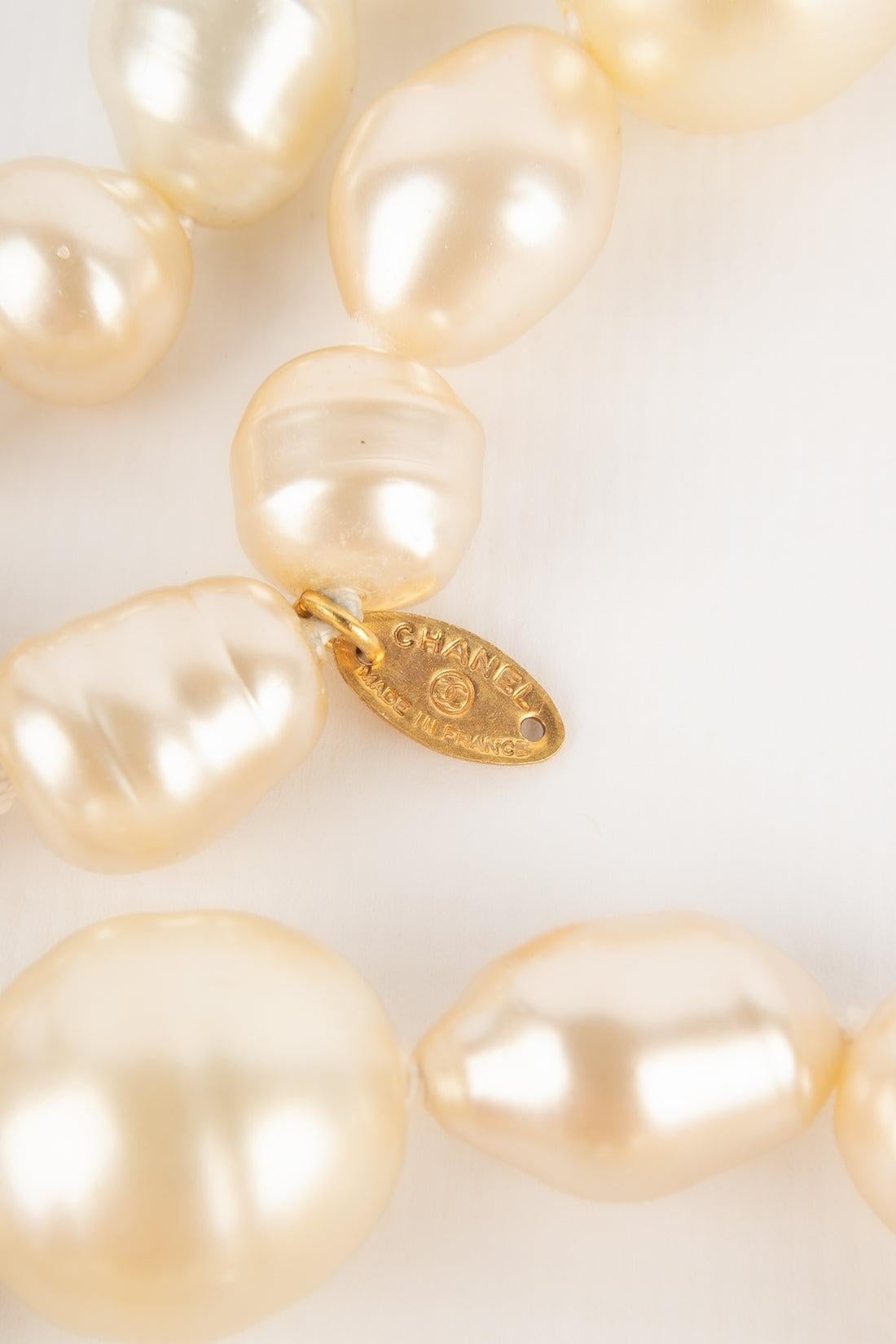 Collana con ciondolo di perle dorate Chanel in vendita 5