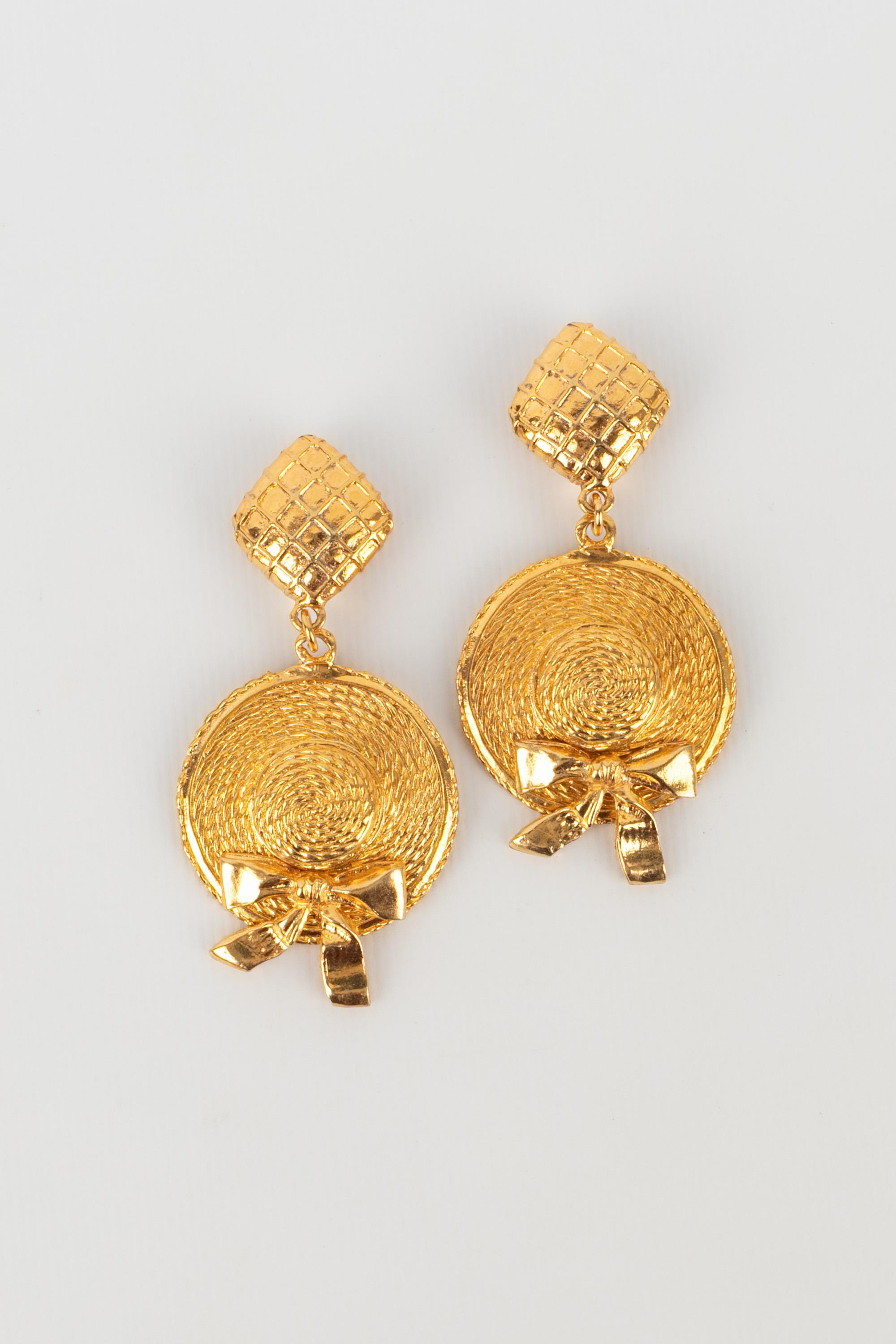 CHANEL - (Made in France) Goldene Ohrringe aus Metall, die Hüte darstellen. Schmuck aus den 1990er Jahren.

Bedingung:
Sehr guter Zustand

Abmessungen:
Höhe: 7.5 cm

BOB95