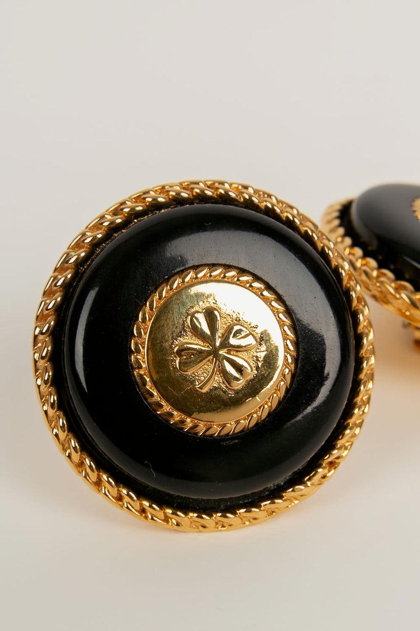 Chanel Golden Metal and Bakelite Clip Earrings In Excellent Condition For Sale In SAINT-OUEN-SUR-SEINE, FR