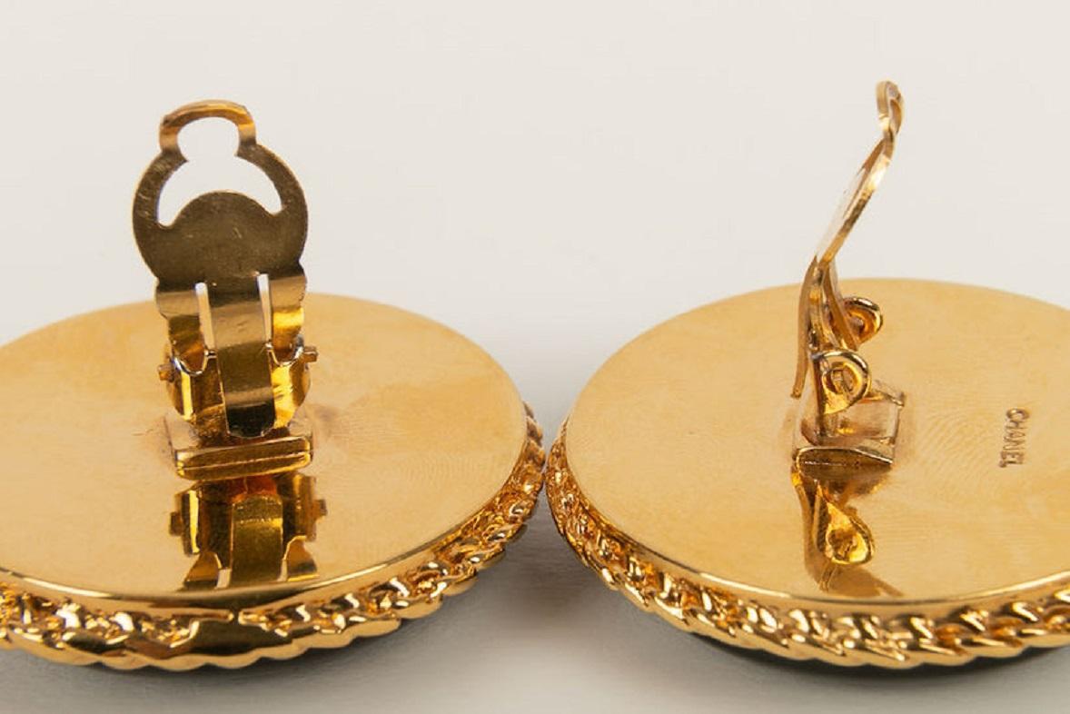 Women's Chanel Golden Metal and Bakelite Clip Earrings For Sale