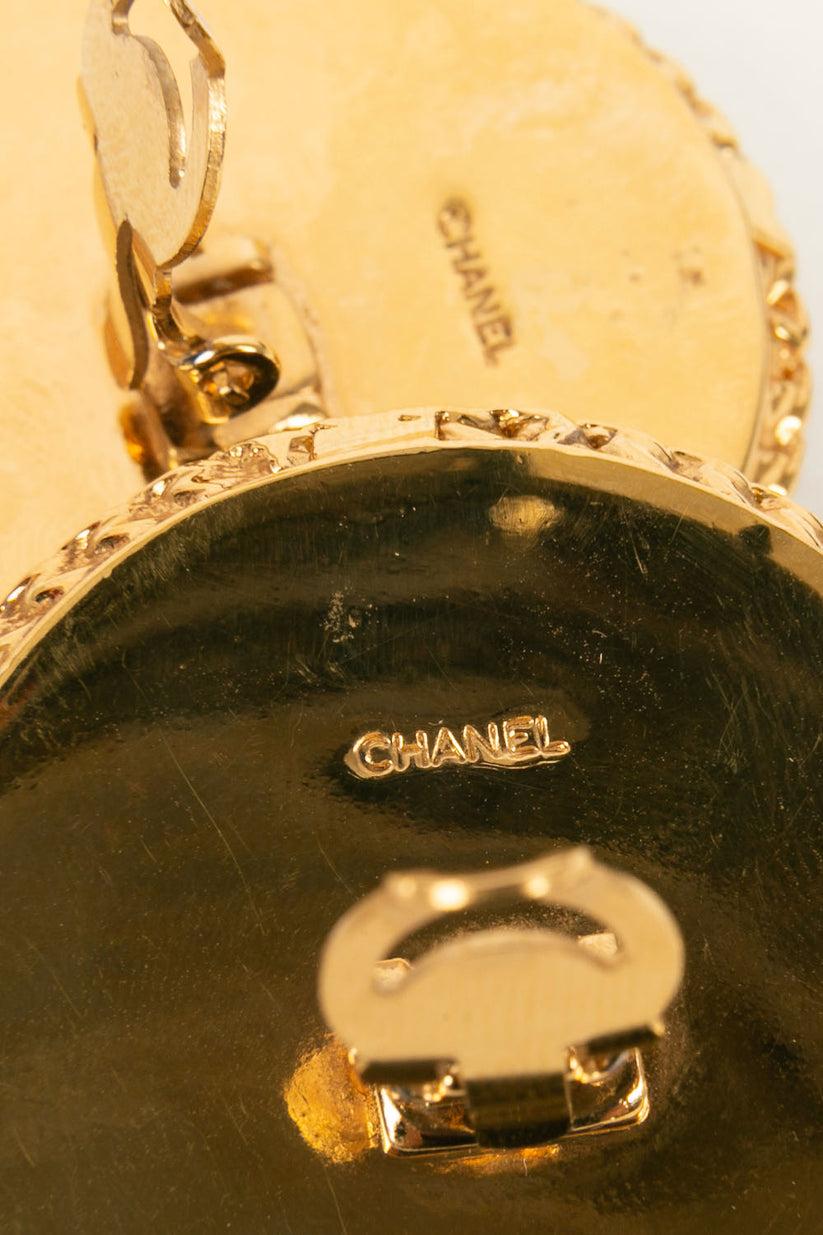 Chanel Goldene Metall- und Bakelit-Ohrclips im Angebot 1
