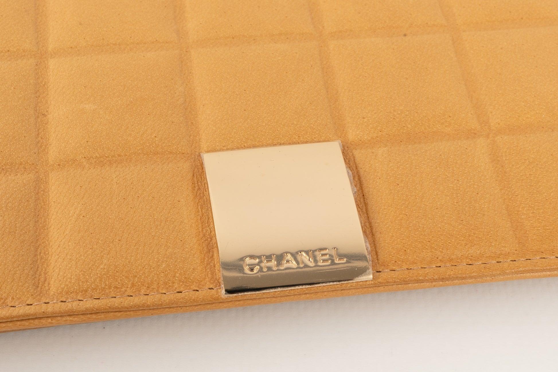 Chanel Portemonnaie aus goldenem Metall und beigefarbenem Leder, 2002/2003 Damen im Angebot