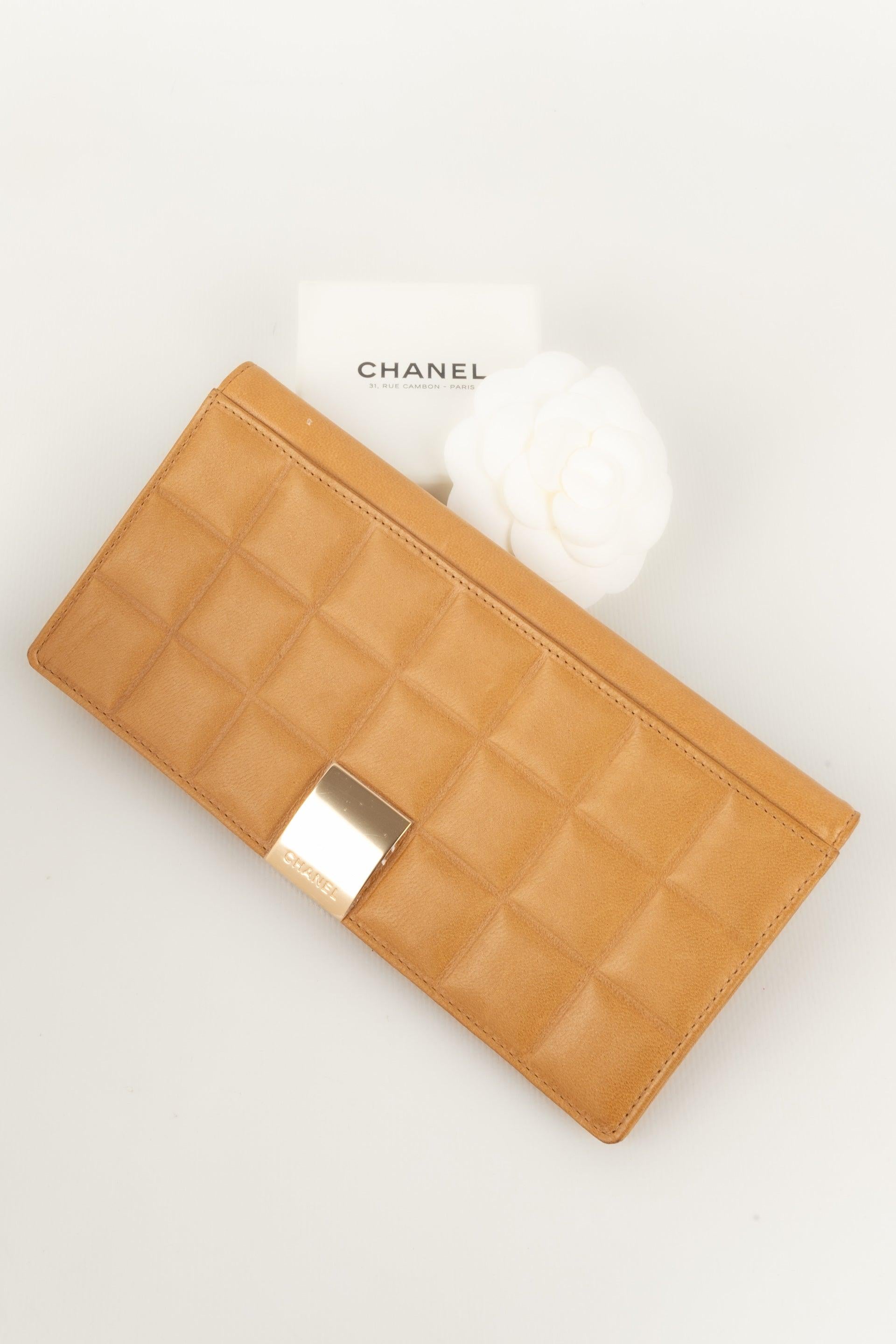 Chanel Portemonnaie aus goldenem Metall und beigefarbenem Leder, 2002/2003 im Angebot 3