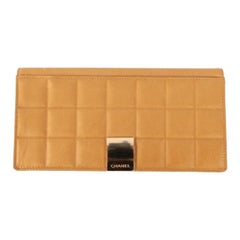 Portafoglio Chanel in metallo dorato e pelle beige, 2002/2003