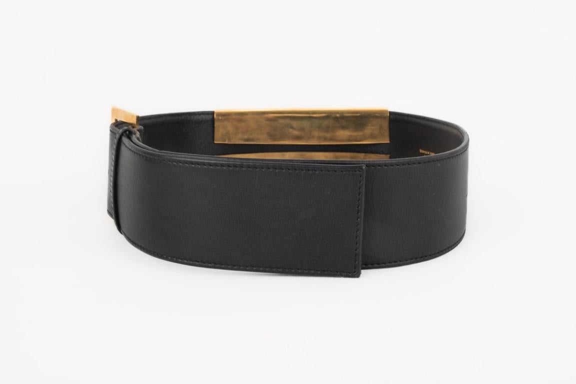 Chanel - (Made in France) Golden metal and black leather 'Boxer' belt. 1997 Spring-Summer Collection, under the artistic direction of Karl Lagerfeld.

Additional information:
Condition: Good condition
Dimensions: Length: from 65 cm to 69 cm
Period: