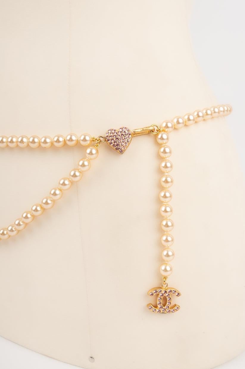 Cinturón Chanel de metal dorado y perlas de fantasía, 2002 Blanco en venta