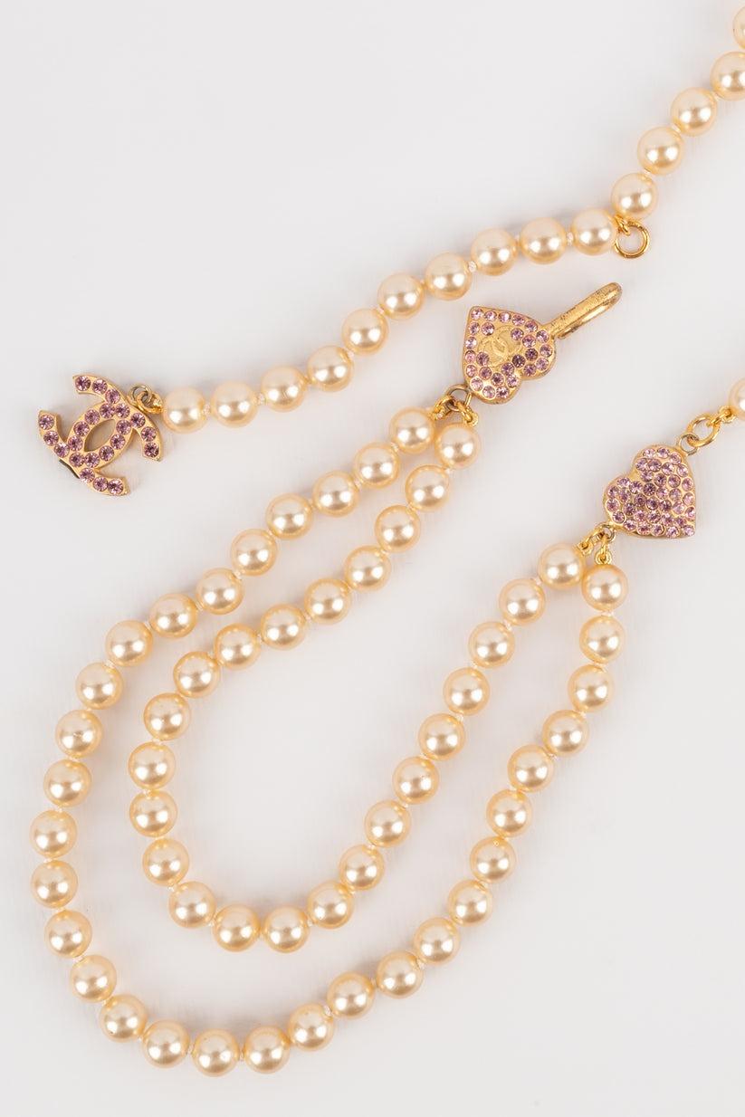 Cinturón Chanel de metal dorado y perlas de fantasía, 2002 en venta 3