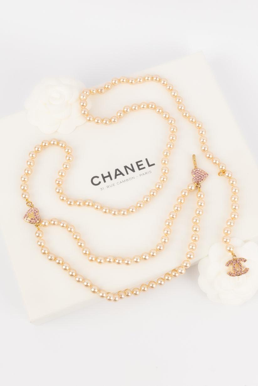 Cinturón Chanel de metal dorado y perlas de fantasía, 2002 en venta 4