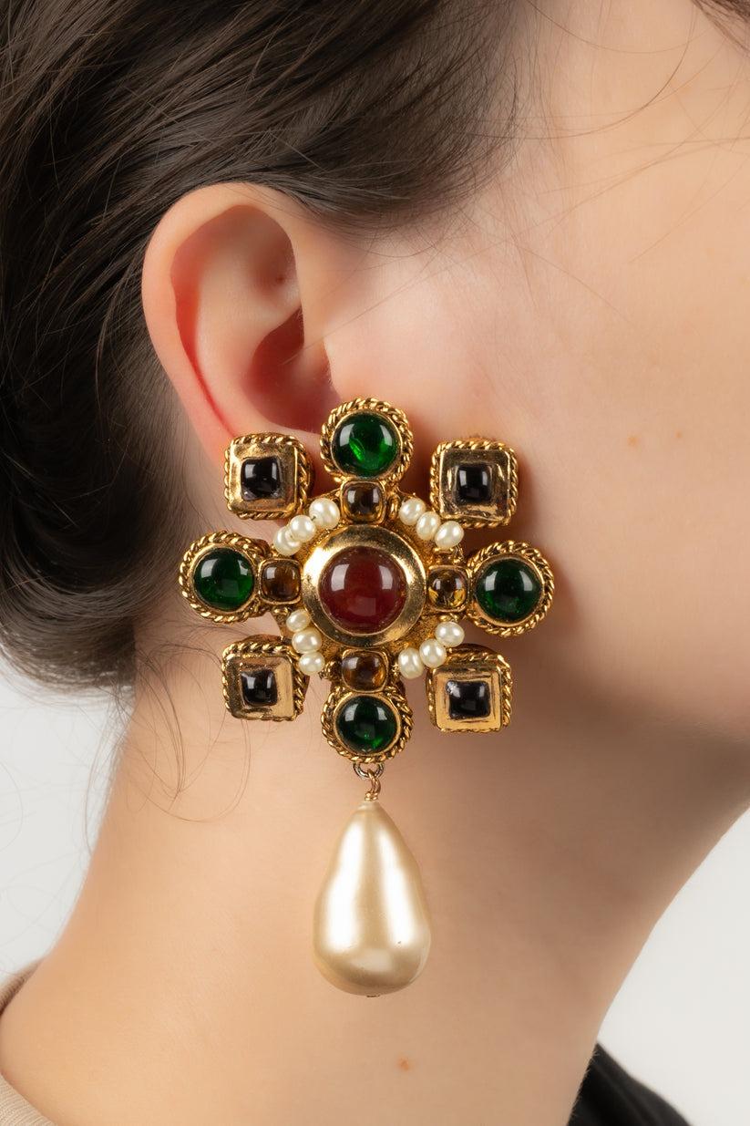 Chanel - (Made in France) Goldene Ohrringe aus Metall und Glaspaste, die einen Perlentropfen tragen.

Zusätzliche Informationen:
Zustand: Sehr guter Zustand
Abmessungen: Höhe: 8,5 cm

Sellers Referenz: BOB227
