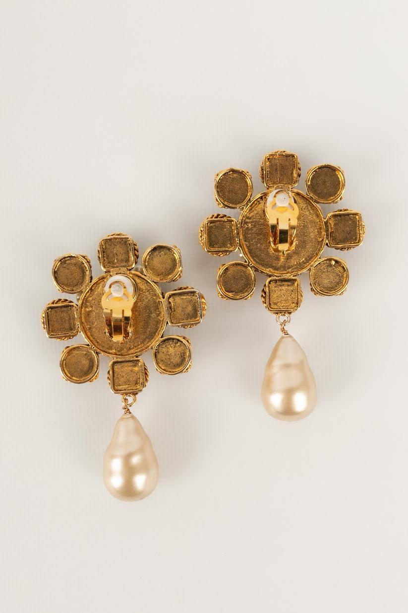Chanel Golden Metal and Glass Paste Earrings In Excellent Condition For Sale In SAINT-OUEN-SUR-SEINE, FR