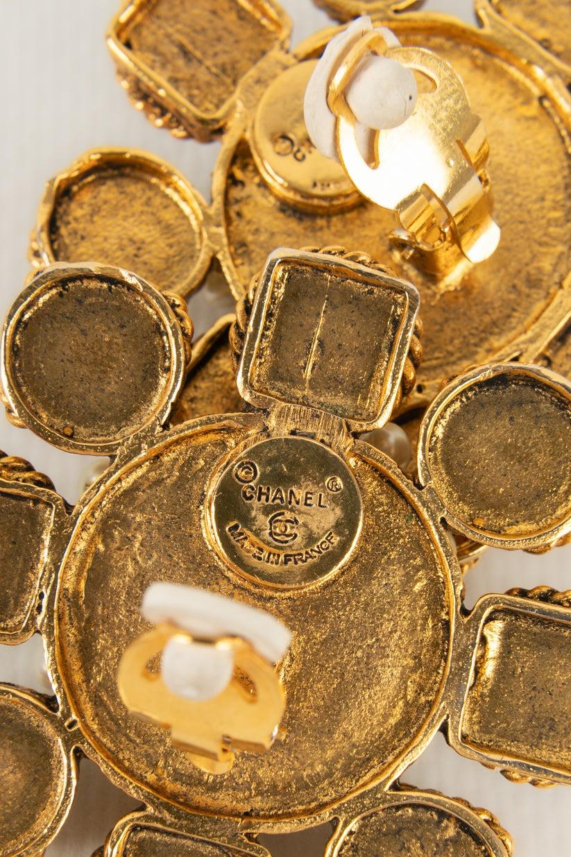 Chanel Goldene Metall- und Glasohrringe mit Paste im Angebot 4