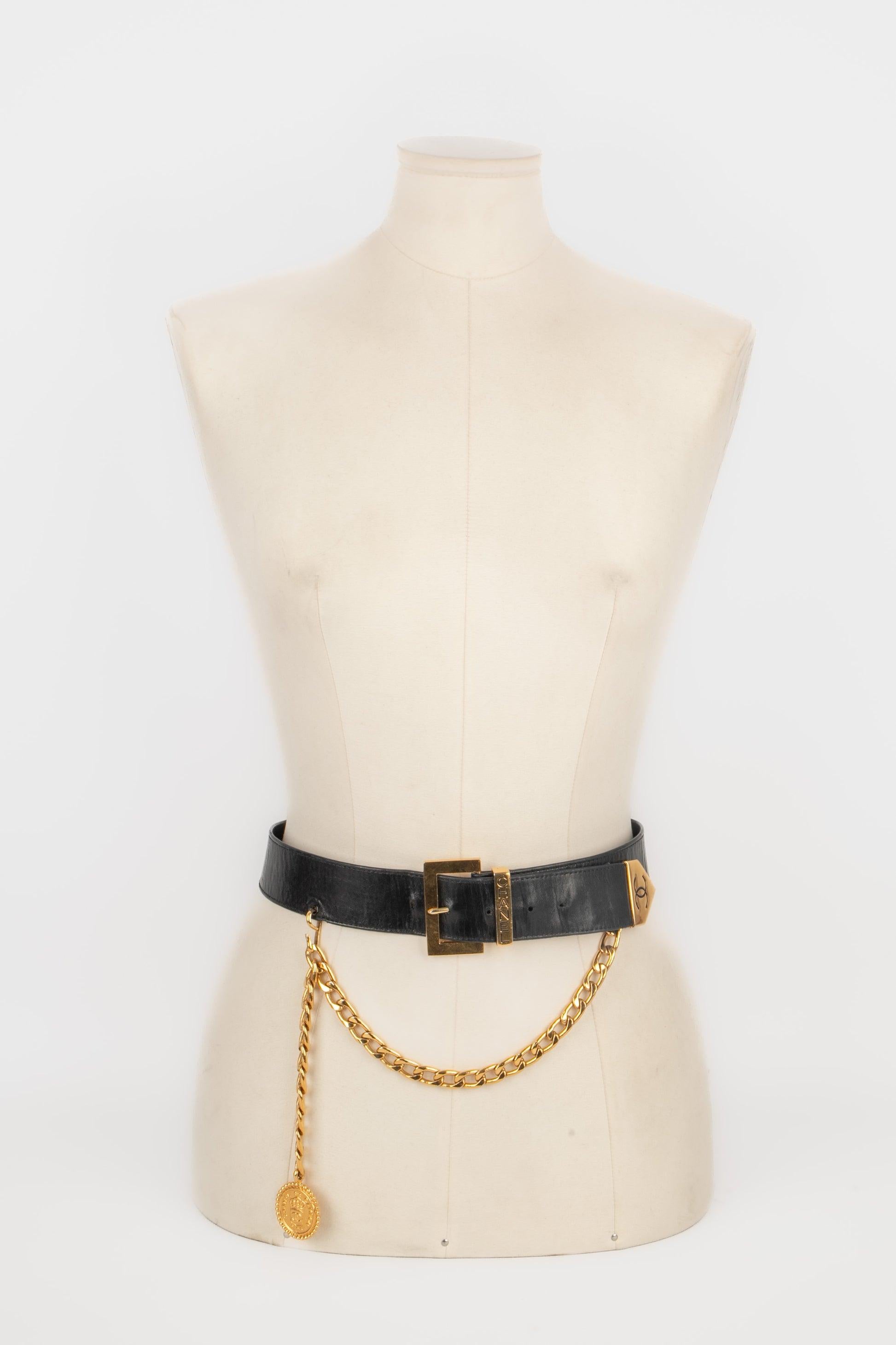 Chanel - (Made in France) Golden metal and leather belt from the 1985s-1990s under the artistic direction of Karl Lagerfeld.

Additional information:
Condition: Decent condition
Dimensions: Length: from 63 cm to 71 cm
Period: 20th Century

Seller