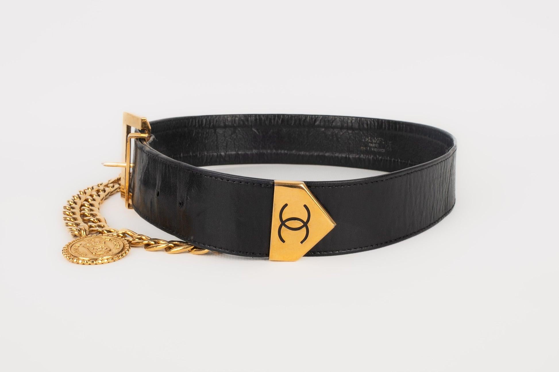 Chanel Golden Metal and Leather Belt, 1990s In Fair Condition In SAINT-OUEN-SUR-SEINE, FR