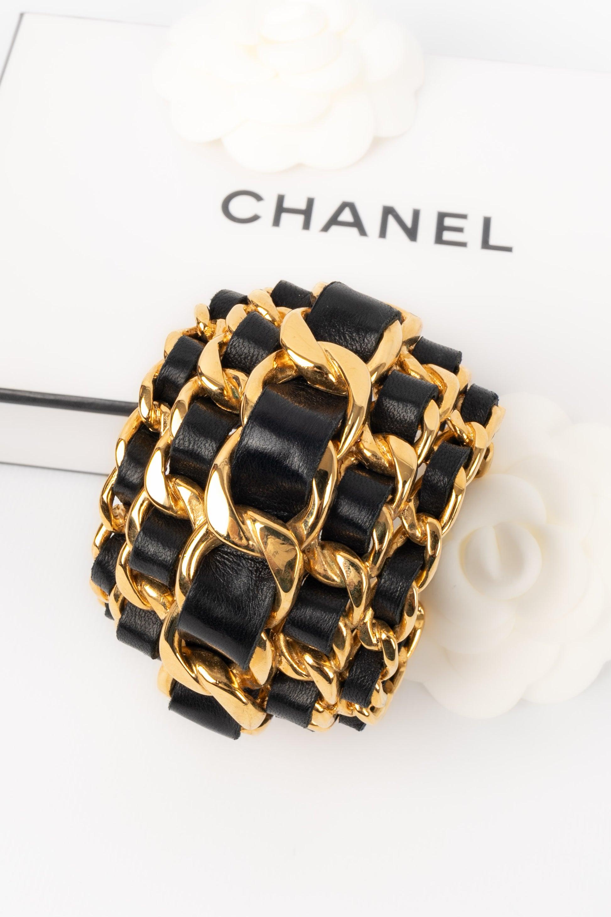 Chanel Golden Metal and Leather Cuff Bracelet with Chains, 1991 In Excellent Condition In SAINT-OUEN-SUR-SEINE, FR