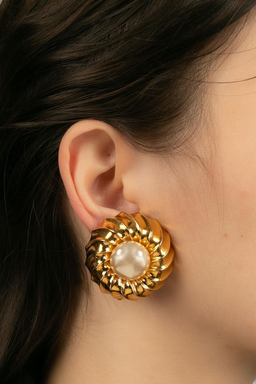 Chanel -Golden metal and pearly cabochon clip earrings.

Additional information:
Dimensions: Ø 4 cm
Condition: Very good condition
Seller Ref number: BOB197