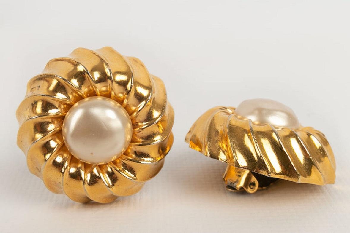Chanel Golden Metal and Pearly Cabochon Clip Earrings In Excellent Condition For Sale In SAINT-OUEN-SUR-SEINE, FR