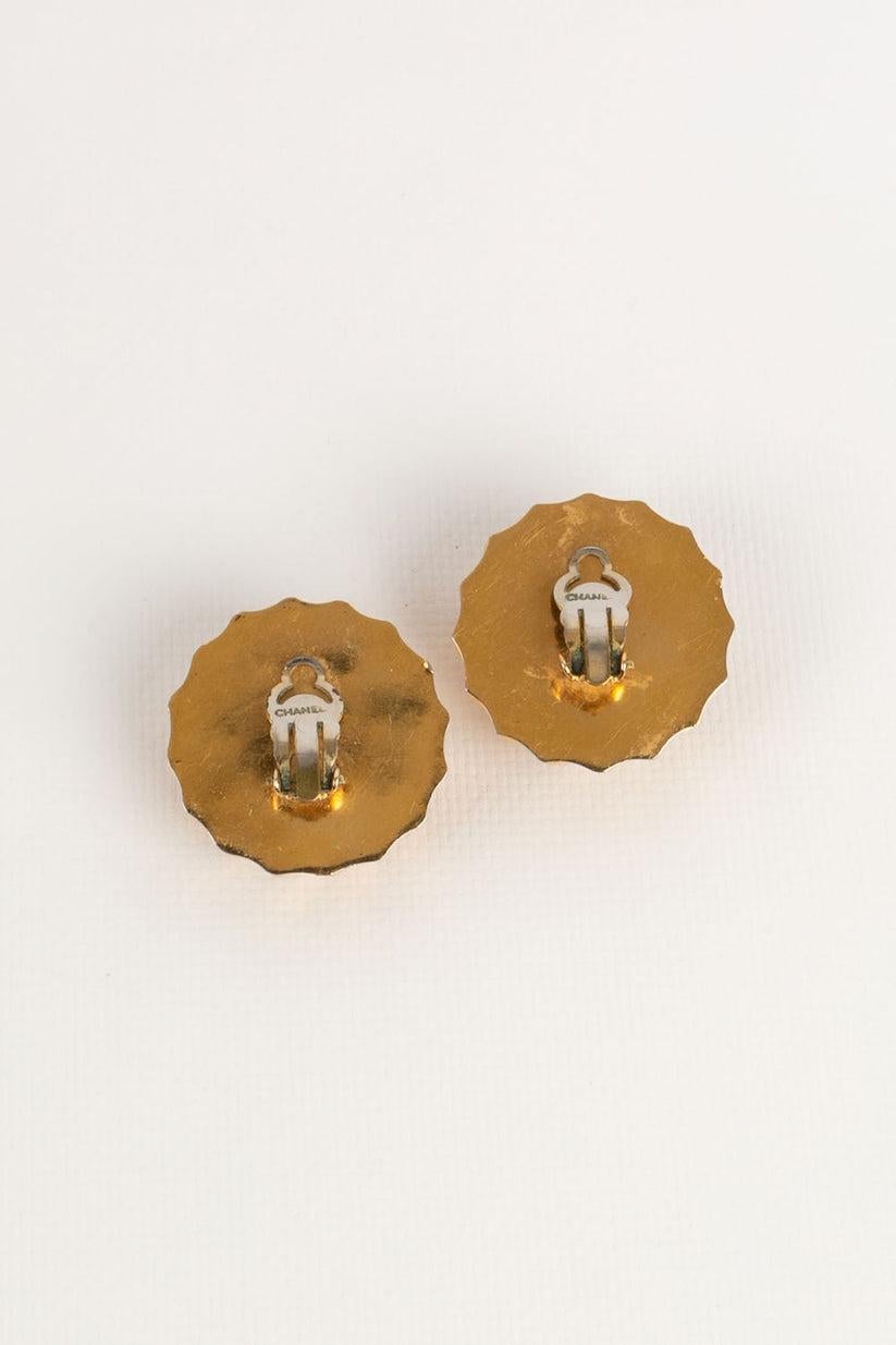Chanel - Boucles d'oreilles clip en métal doré et cabochon nacré Pour femmes en vente