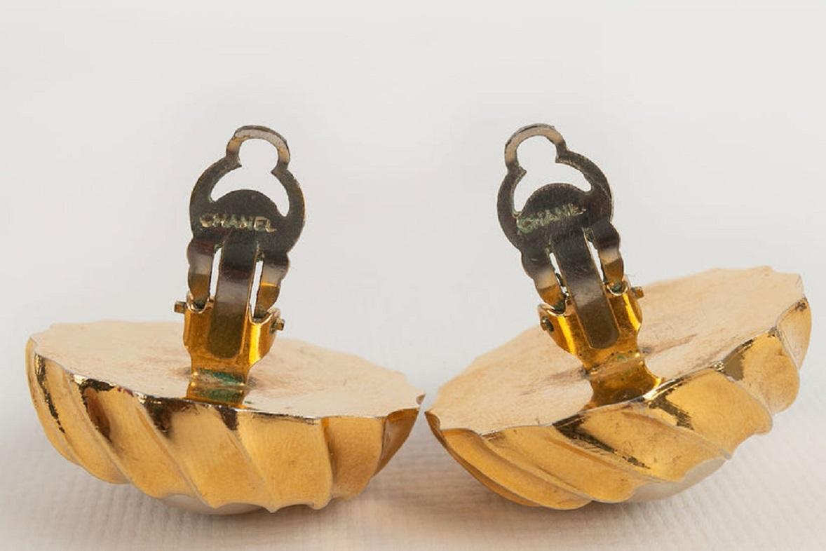Chanel - Boucles d'oreilles clip en métal doré et cabochon nacré en vente 1