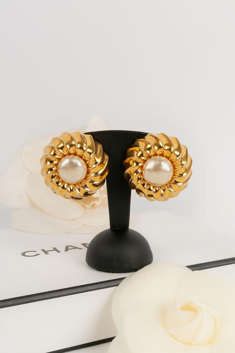 Chanel - Boucles d'oreilles clip en métal doré et cabochon nacré en vente 2