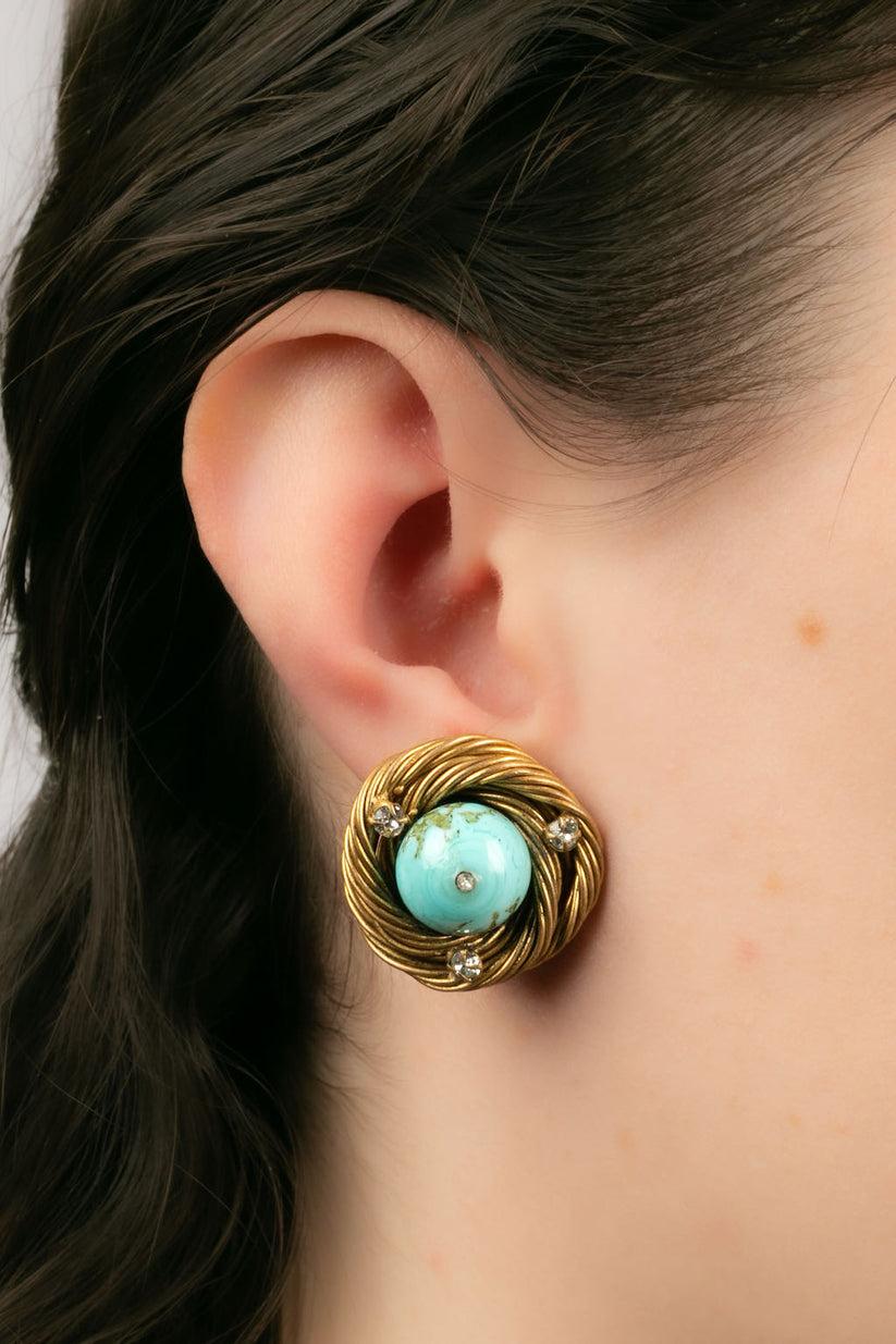 Chanel -Golden metal and rhinestone clip earrings, topped with a turquoise pearl.

Additional information:
Dimensions: Ø 2.5 cm
Condition: Very good condition
Seller Ref number: BOB76