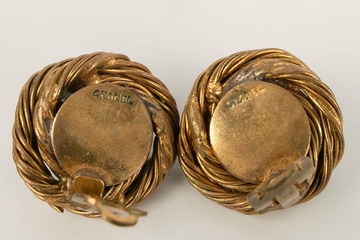 Chanel Pendientes de clip de metal dorado y brillantes, rematados con una perla turquesa en venta 3