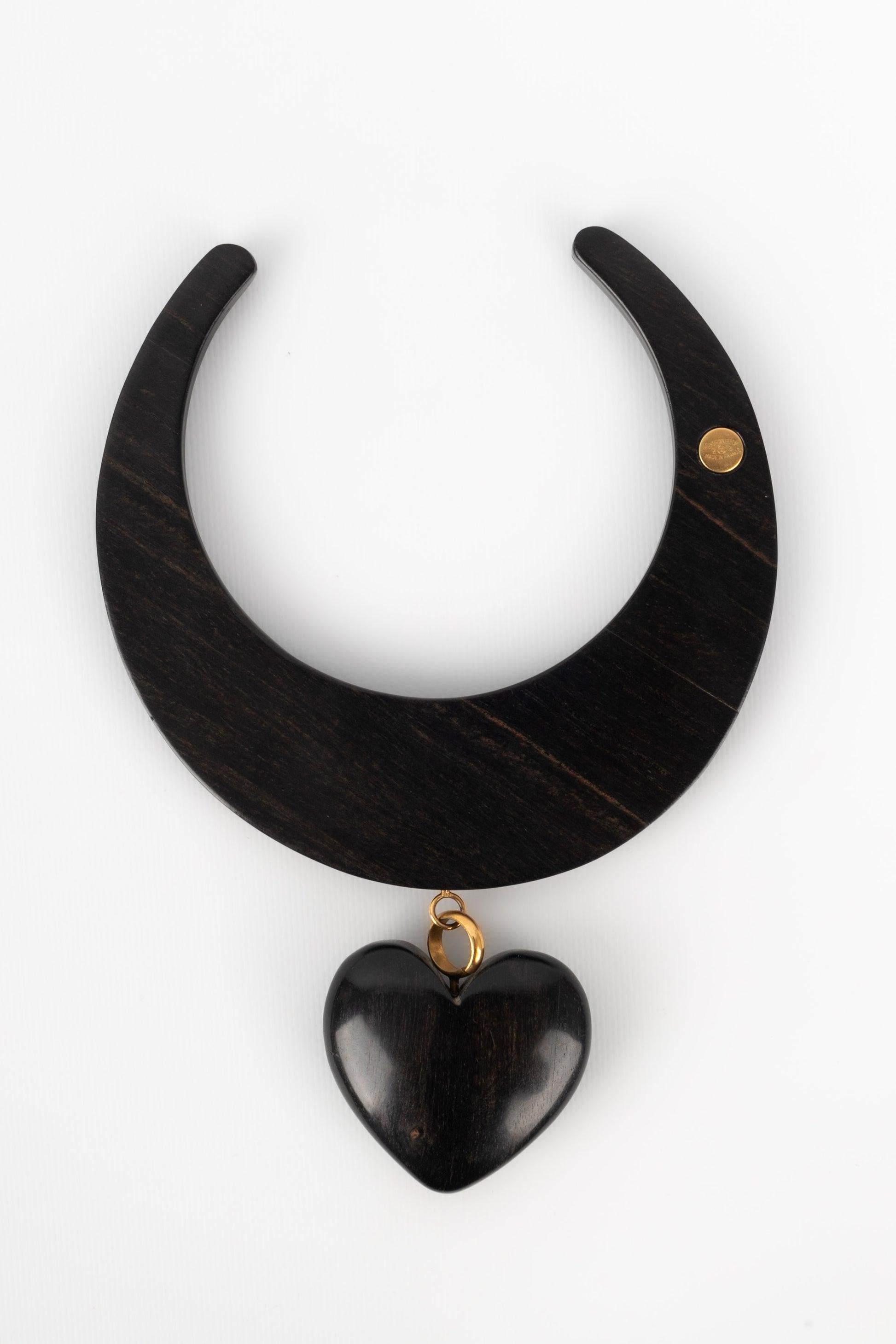 Chanel Golden Metal and Wood Short Necklace In Excellent Condition For Sale In SAINT-OUEN-SUR-SEINE, FR
