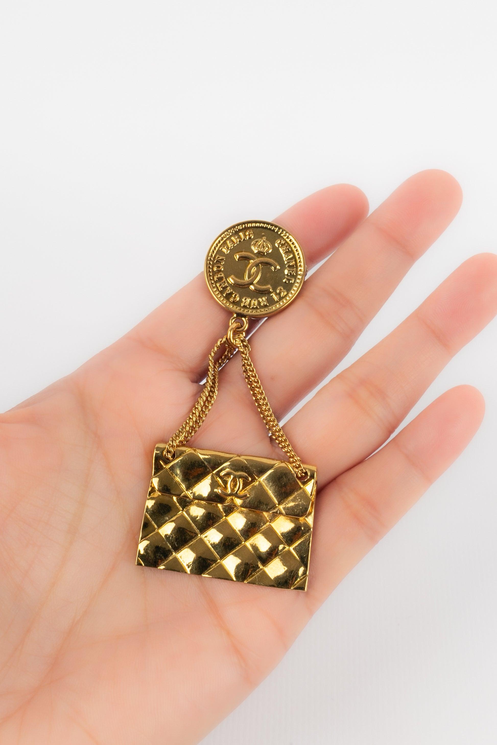Chanel - (Made in France) Golden metal brooch representing the quilted classic bag of Chanel. Jewellery from the 1980s.

Additional information: 
Condition: Very good condition
Dimensions: Length: 7.5 cm

Seller Reference: BRB110