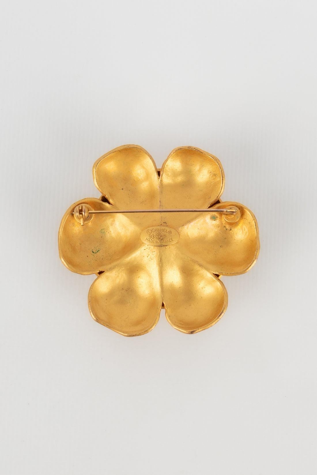 Chanel - (Made in France)Golden metal beaten brooch ornamented with a pearly cabochon. Spring-Summer 1993 Collection.

Additional information:
Condition: Very good condition
Dimensions: Height: 6 cm
Period: 20th Century

Seller Reference: BRB163
