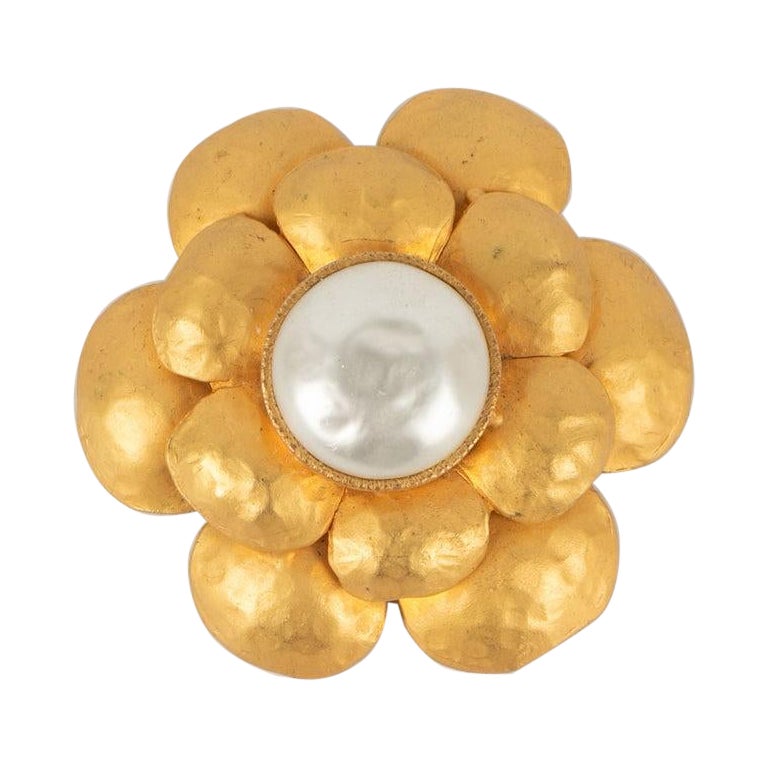 Chanel Goldene Metall Beaten Kamelienbrosche mit Kamelienmotiv, 1993