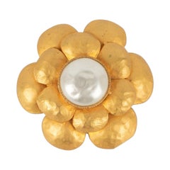Chanel Broche de camelia batida de metal dorado, 1993