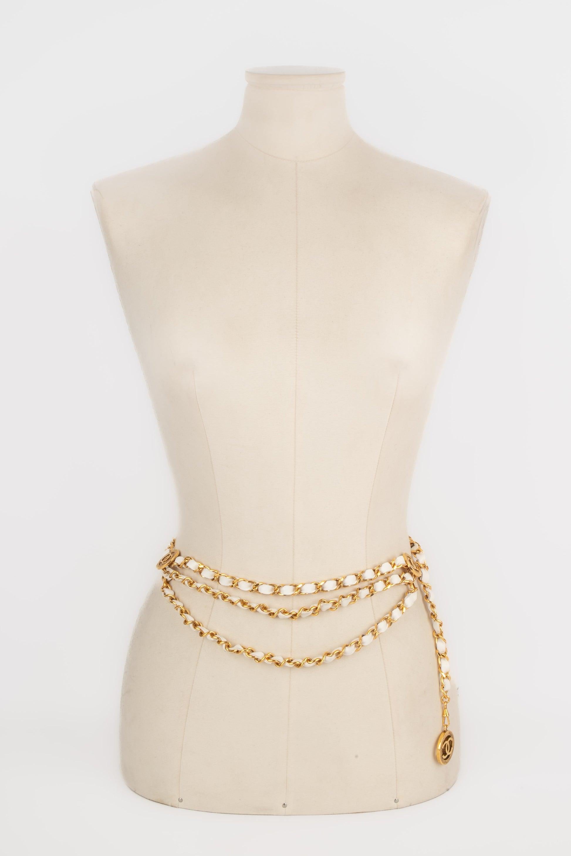 Chanel - (Made in France) Golden metal belt made of three rows of chains interlaced with white leather. Accessory from the middle of the 1980s.

Additional information:
Condition: Very good condition
Dimensions: Length: 78 cm
Period: 20th