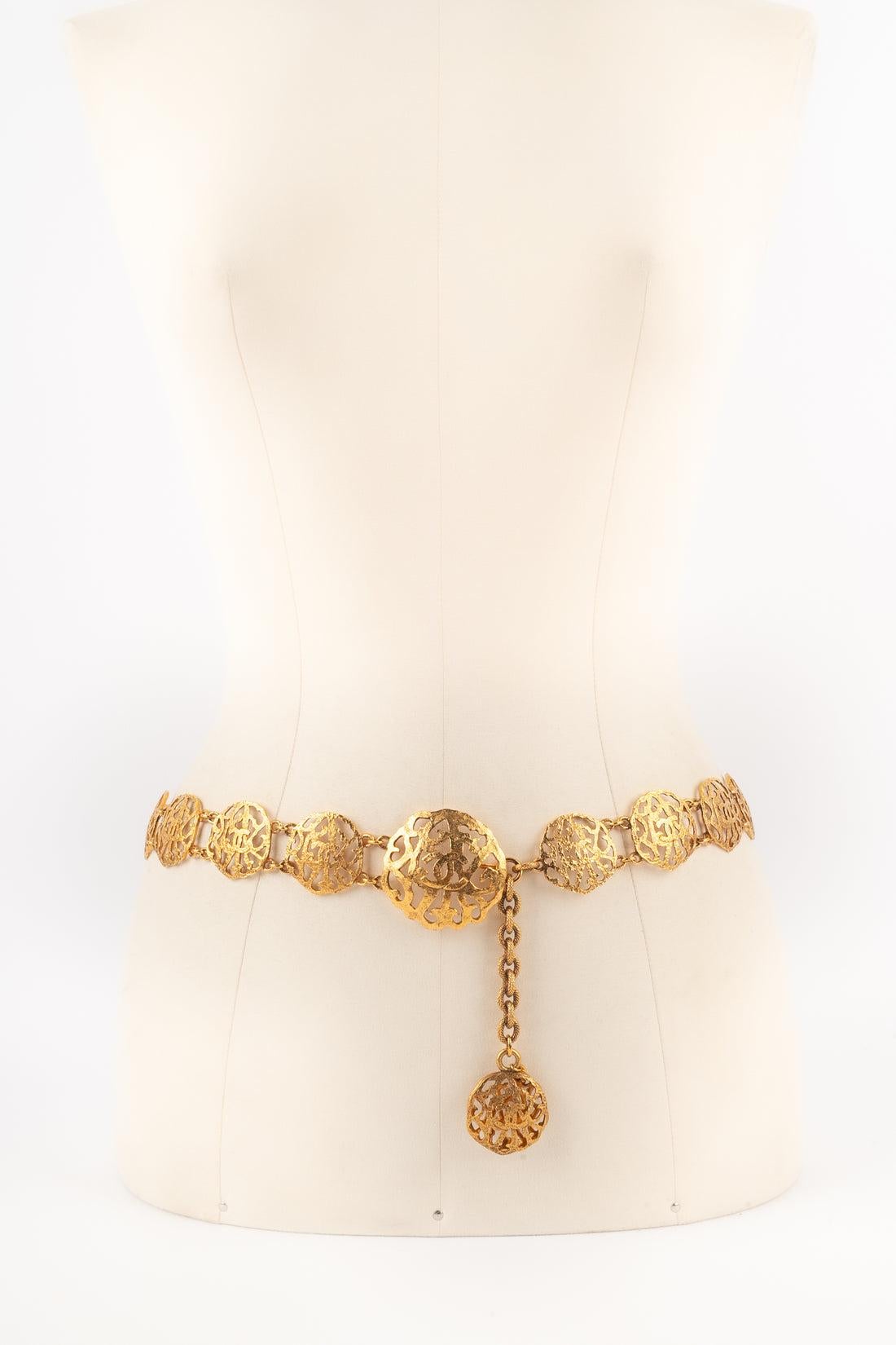 CHANEL - (Made in France) Openwork golden metal articulated belt. 2cc5 Collection from the beginning of the 1990s.

Additional information:
Condition: Very good condition
Dimensions: Length: from 75 cm to 82 cm
Period: 20th Century
 
Seller
