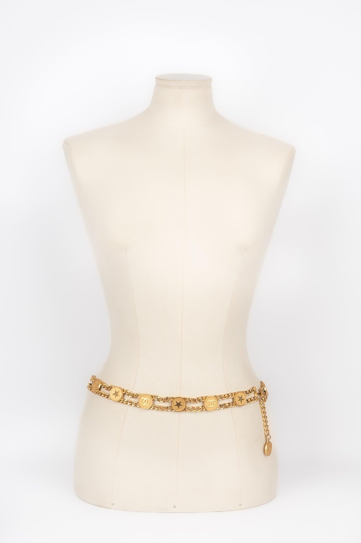 Chanel - (Made in France) Golden metal belt. 2001 Spring-Summer Collection.
 
 Additional information: 
 Condition: Very good condition
 Dimensions: Length: 85 cm
 Period: 21st Century
 
 Seller Reference: CCB100