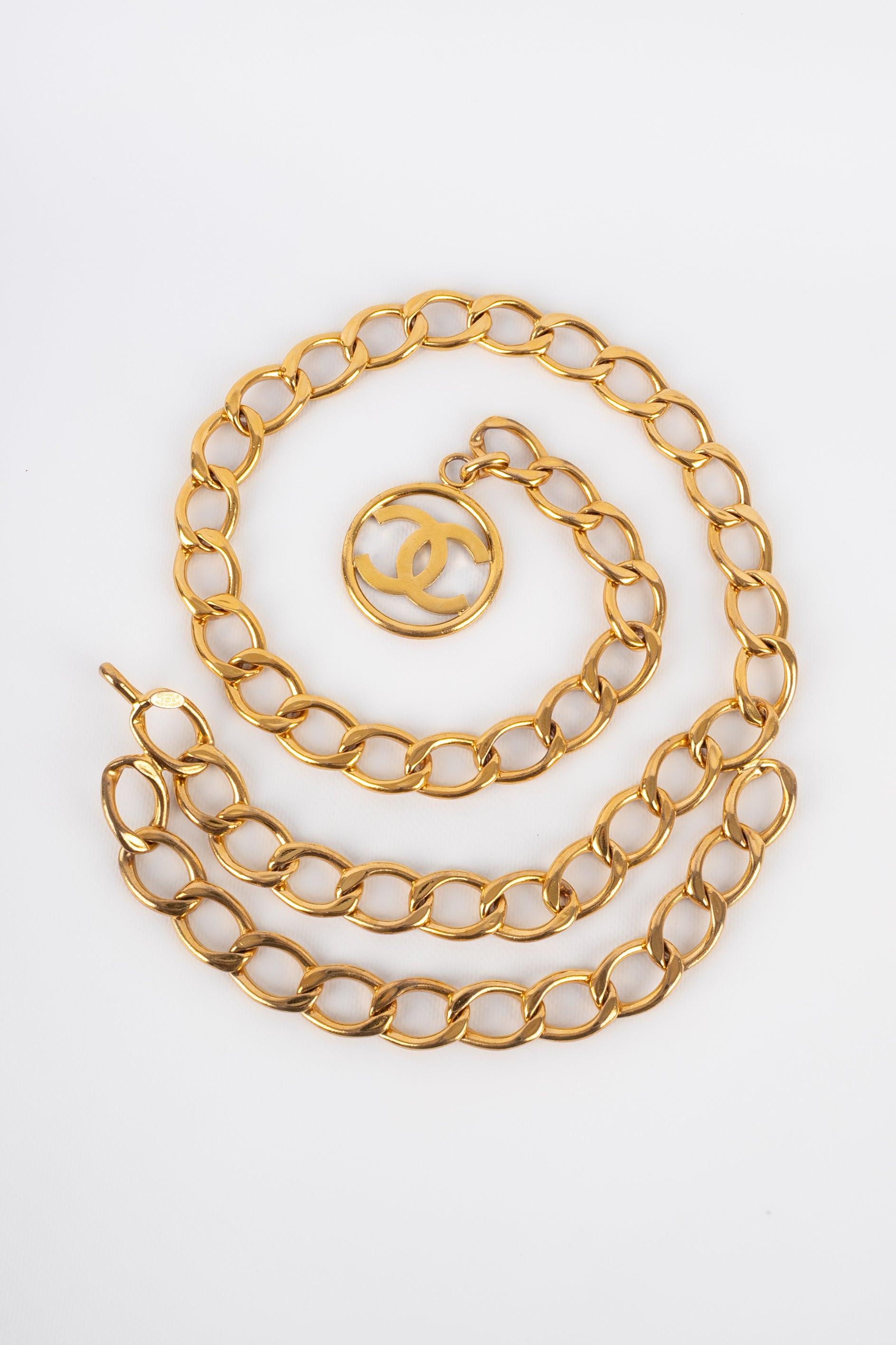 Chanel - (Made in France) Goldener Metallgürtel. 2cc9 Collection'S aus dem Anfang der 1990er Jahre.
 
 Zusätzliche Informationen: 
 Zustand: Sehr guter Zustand
 Abmessungen: Länge: 98 cm
 Zeitraum: 21. Jahrhundert
 
 Sellers Referenz: CCB44
