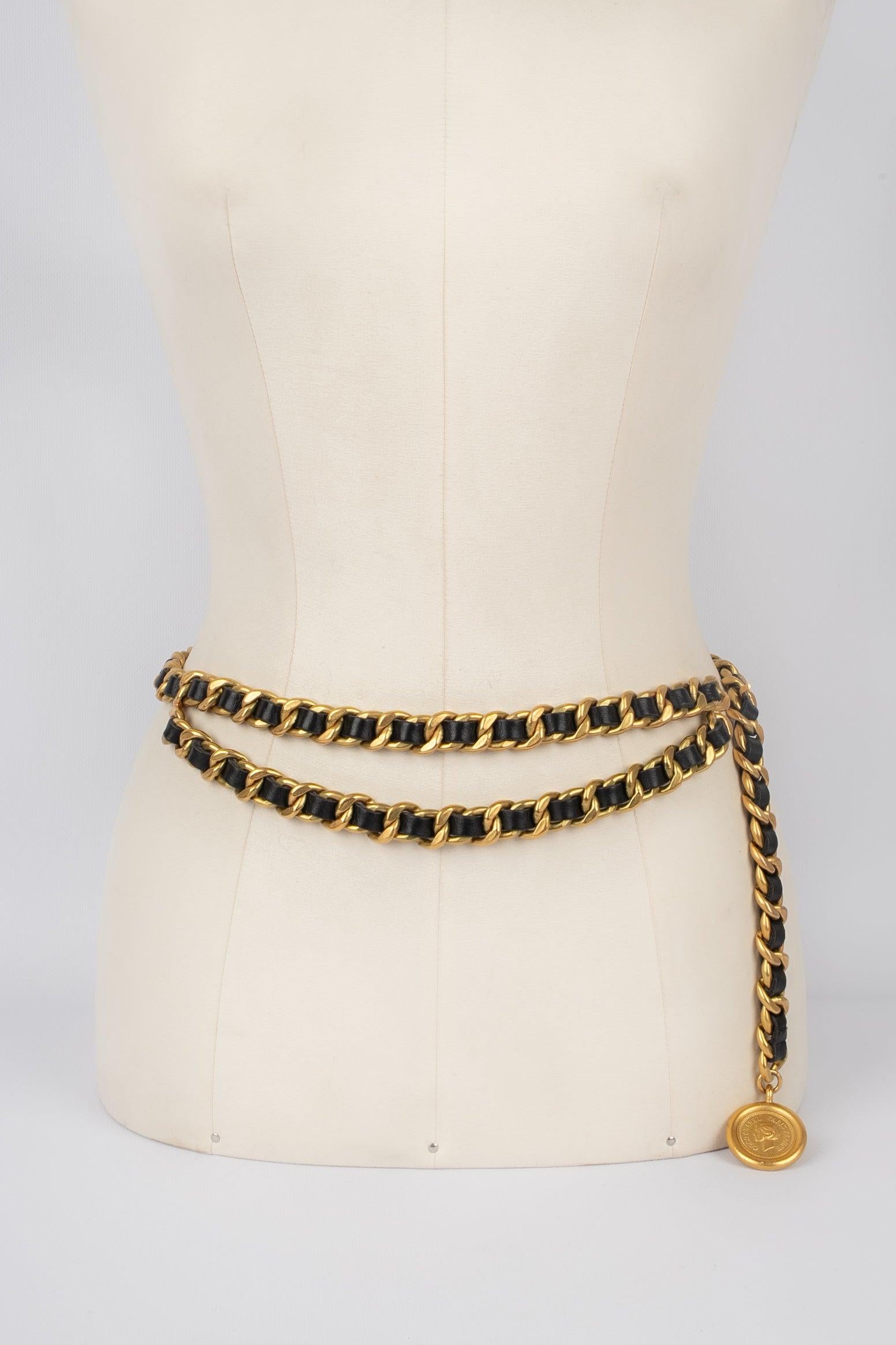 Chanel- (Made in France) Golden metal belt interlaced with black leather. 1994 Fall-Winter Collection.

Additional information:
Condition: Very good condition
Dimensions: Length: 87 cm
Period: 20th Century

Seller Reference: CCB56
