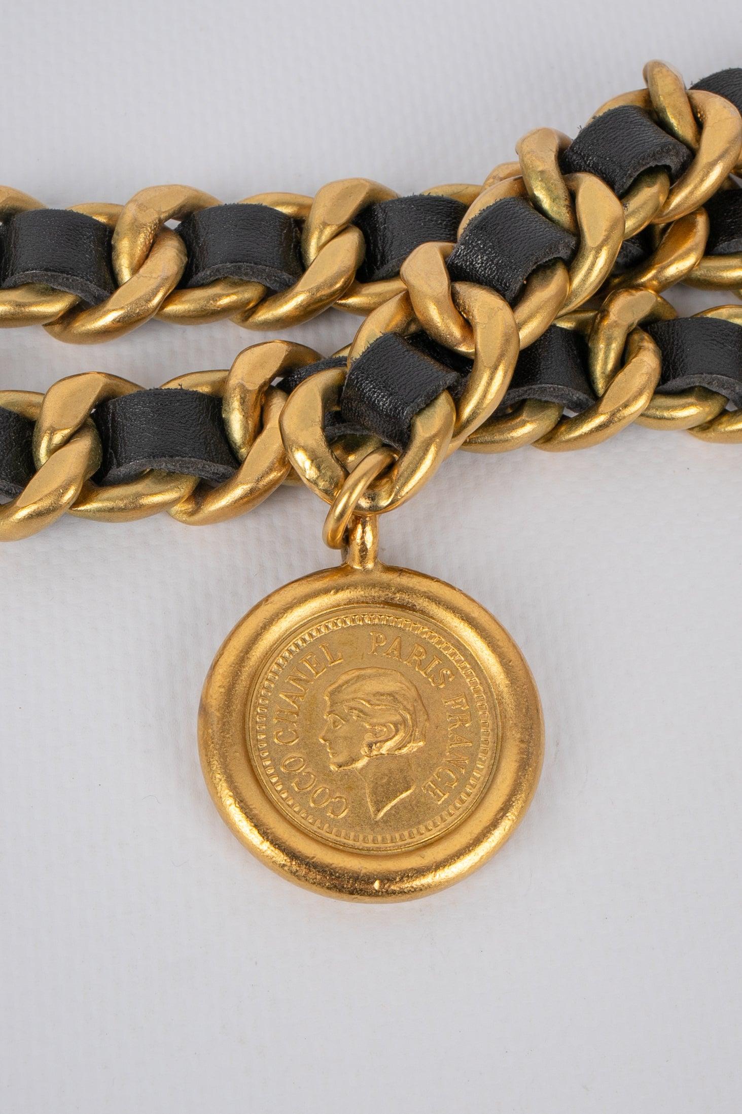 Chanel Goldener Metallgürtel aus Metall in Verbindung mit schwarzem Leder, 1994 Damen im Angebot
